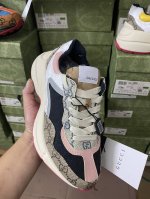 出厂： Gucci 古驰 经典休闲男女运动鞋 增高厚底老爹鞋 情侣款此款老爹鞋在今年仍然还是很受欢迎。对于爱美的人来说，鞋柜里不仅应该有一双白色的鞋子，还应该配