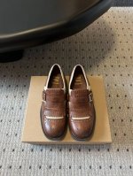 代购级别 miumi*缪缪 24 英伦风系带做旧乐福鞋MiuMiu秀场适当“邋遢”擦色工艺独一无二的工艺来自Miu Miu系列的细节特写 NewBalance5
