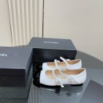 Chanel 25C走秀款玛丽珍单鞋 简约又不失甜美俏皮！ 立体电绣Logo，纯色面料清爽易搭，搭配扣子更加跟脚。内里羊皮 真皮大底 Size:35-40 40