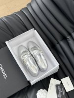 Chanel 24A走秀款玛丽珍单鞋 简约又不失甜美俏皮！ 鞋面牛皮 内里羊皮 纯色面料清爽易搭 搭配扣子更加跟脚 内里羊皮 真皮大底 Size:35-39 其