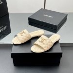 主推款 顶级品质！Hanel香奈儿 经典款 平底 粗跟中高跟菱格双C扣拖鞋 一系列实穿的日常必备款式，可随心搭配，打造多样风格，鞋身不规则菱格双.C构成，每一个