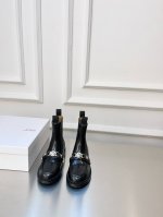 切尔西徽章靴 光泽感闪亮的时髦单品，就是秋冬潮流的重点～ 官网同步发售秋冬新品上架！ 鞋面材质:进口开边珠头层牛皮 鞋里材质:透气珠光羊皮 鞋垫材质:水染透气牛