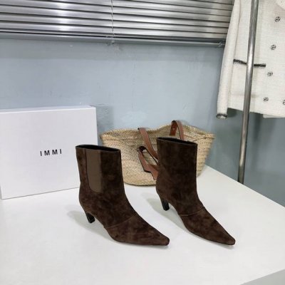 小众潮牌immi 24Ss秋冬新款尖头猫跟短靴！专柜卖断货的火爆款推荐给大家 简单不乏设计感，时髦单色款靴指数满分 好穿百搭绝绝子单品 增高效果肥肠好 鞋面采用