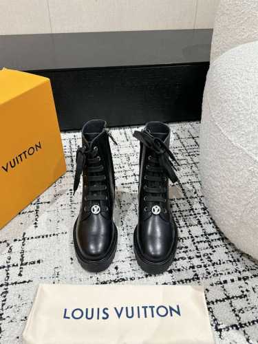 顶级版本 Louis Vuitton 路易威登24 秋冬 马丁靴 甄选小牛皮材质，饰以monogram老花装饰， 低调又不乏辨识度鞋底高密度发泡材质， 脚感轻盈