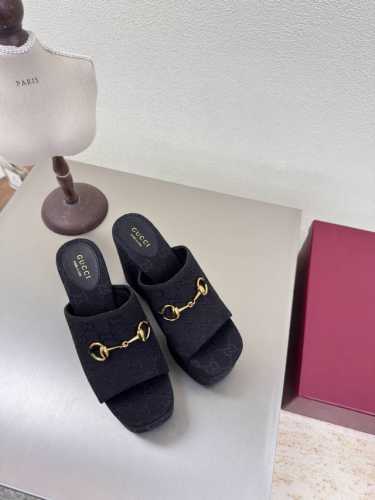 外贸 松糕底 老花Logo 拖鞋 gucci 2025 黑色老花 390 走鞋款秀 古驰 时尚的品牌Logo持加，具有超辨高识度各品大争牌恐先推后出超系跟高列G