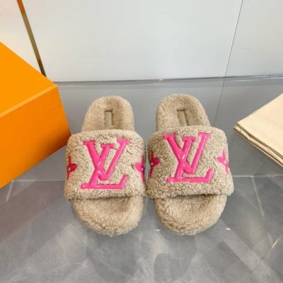 工厂价 .独家新款 压胶注塑工艺 Lv 24新款羊毛拖鞋頂级品质纯皮毛一体羔羊毛打造！米超温暖的感觉，穿上仿佛踩在云朵上经典老花装饰，精致高级！让这双毛拖身价陡