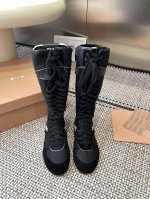 高帮 420新配色 Miu Miu 25Ss 春夏新款走秀Miumiu 德训 休闲靴 秀场工艺来自Miu Miu系列的细节特写 新季的潮流要素一 与此刻挚爱的概