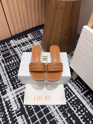 粗跟 -25Ss春夏新款dior D-Lane 凉拖圆柱粗跟一字珍珠刺绣拖鞋这款 D-Lane 凉拖彰显经典风格 牛皮革鞋面，展示珍珠装饰，饰以刺绣christ