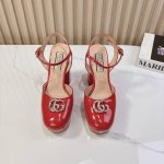Gucci 25S春夏新品双G钻扣恨天高防水台高跟鞋G家在体现高级感这块 总让人大写的服气看起来蛮简单的款式 但上脚就莫名很高阶 非常性感让你轻松搭配尽显各种风