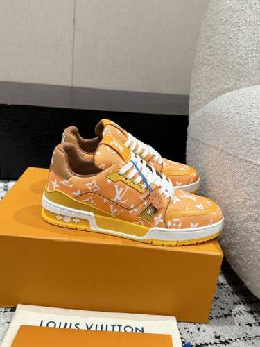 顶级版本 情侣款LV 路易威登L家 Trainer 24 新款 休闲 运动鞋 滑板鞋 LV Trainer 运动鞋的灵感源自复古篮球鞋，代表 Virgil Ab