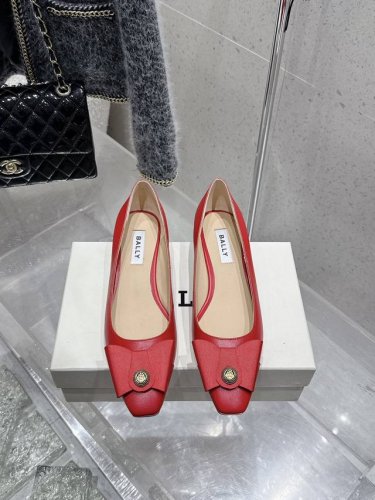 顶级版本 Bally 2025春夏新款时尚织带蝴蝶结扣饰粗跟平底拖鞋凉鞋单鞋系列 款式新颖别致，采用方形头型设计 配以最新Bally 字母扣搭设计突出品牌标识，