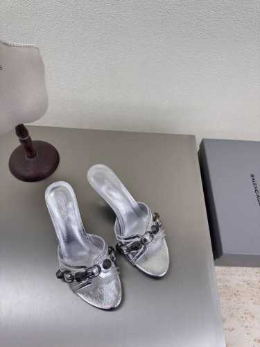 balenciag 专属中跟铆钉拖鞋 银色 面料 牛油皮 超软 内里 小羊皮 顶级版本 全部对版材料 继续着Demna式的对主流华丽时尚的反叛态度 透染工艺 大