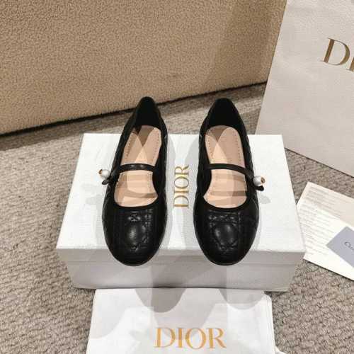 代购级别！迪奥 Dior 芭蕾鞋以 Dior 的高订美学，重新演绎经典风格。采用经典彩色皮革精心制作，饰以藤格纹图案，鞋面饰以精美的罗缎蝴蝶结，点缀以灵感源自经