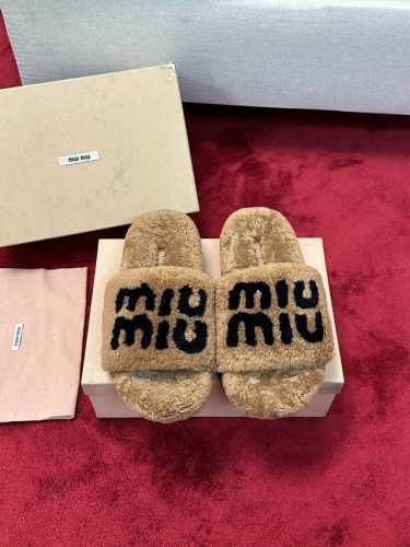 厂价 Miumiu经典秋冬字母毛毛拖鞋 这季节美鞋太多这款毛拖 真的是让我无法自拔真太可爱了～ 毛茸茸的羊毛是选用欧洲进口a级羊毛 我们做到与原版一致满鞋 全部