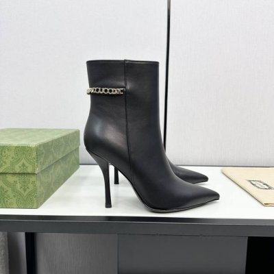 Gucci 经典爆款秋冬尖头链条高跟短靴！ 今年最不能错过的一双靴子！整体楦型流畅秀气，精致百搭又不失时髦感谁还没有冲啊 面料采用进口小牛皮 内里垫脚均为羊皮
