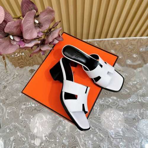 Hermès 爱马仕经典防h粗跟拖鞋 极约复古的设计 浓厚的异域风情 时髦感十足、随便上脚都很有腔调 简简单单的款式随便搭配一下高级感就很棒 百搭的颜色流畅的线