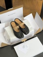 代购级版本 莞产 Maison Margiela 经典色+25秋冬新配色Margiela 经典分趾头系列！材质和工艺均媲美zp小羊皮的材质 鞋头秀气贴合脚的包裹