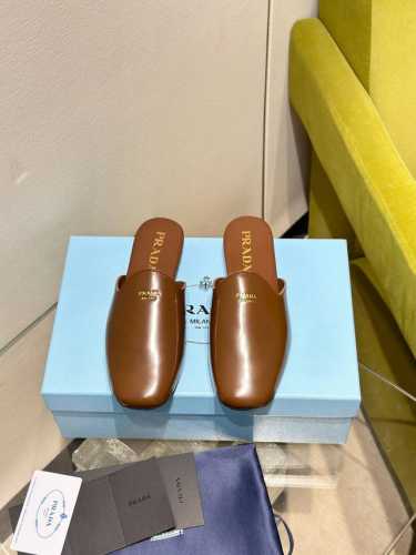 330 prada/普拉达25Ss走秀新品 复古半拖鞋 p家今年的鞋绝对吸引足了视线 复古简约设计 真的高级感满满 鞋面采用进口开边珠牛皮 内里垫脚均为羊皮 原