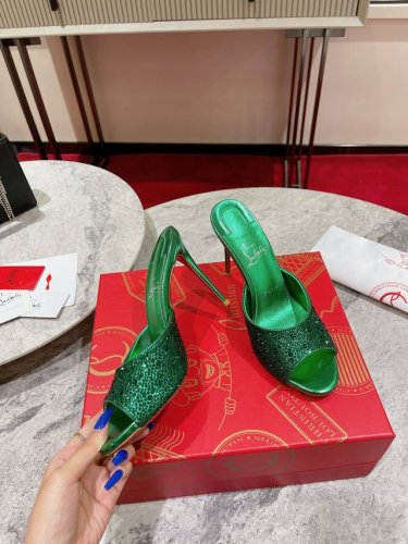 冲量价: 鱼嘴钻拖w. 受 Dolly Parton 的启发，可爱的复古 Me Dolly 穆勒鞋经过重新设计，打造出 Me Dolly Strass。Doll