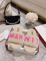 跑量款 Marnl*主推款毛拖 Marni 新款fussbett毛毛鞋 顶级品质 全新冰岛羊羔毛，双层皮毛一体鞋面舒适柔软，玛尼字母镶嵌，利落线条勾勒别致廓形，