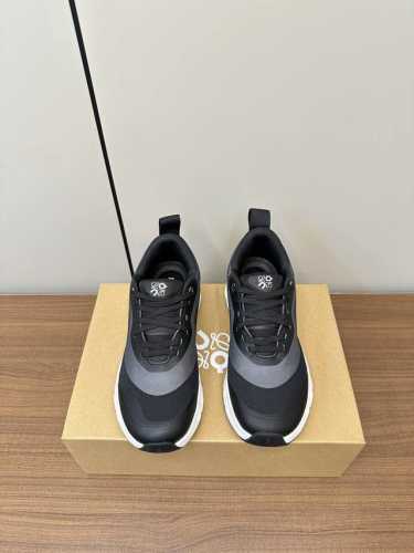Loewe罗意威 X On Cioudtilt2.0情侣款 罗意威 Xon 昂跑全新合作系列 时尚，品牌与瑞士高性能运动品牌on携手打造的此系列作品专为城市与户