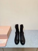 Miumiu 秋冬新款 内增高圆头 小皮靴 Miu系全球限量款，今年最值得入手的 重工艺手工鞋 复古擦色牛皮气质 满满的复古感 整个皮料选用进口小牛皮 皮质高级