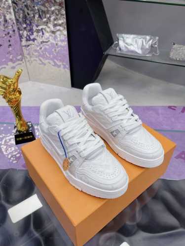 工厂价： 飞机盒5原版开发 品质出货 欢迎对比 Lv板鞋系列Lv Trainer Maxi运动鞋将成衣系列的宽松廓形引入virgilabloh笔下的lvtrai
