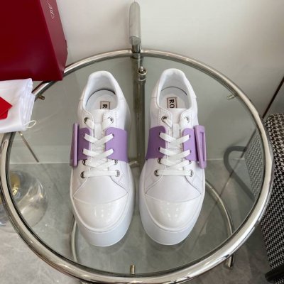 光扣 钻扣 Rv新款viv' Skate皮革方扣厚底运动鞋 顶级品质 材质与工艺： 原版纳帕小牛皮 漆皮点缀细节 鞋面闪钻饰扣 金属饰扣 皮革内底 防滑耐磨橡胶