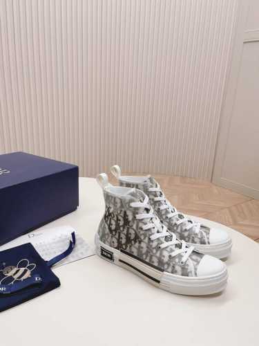 橙子出厂价 迪奥 Dior B23系列 字母印花帆布鞋 休闲高帮运动鞋 情侣款 采用透明镶片和白色和黑色 Oblique 印花帆布精心制作，呈现丰富的层次感。侧