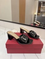 出厂价： VALENTINO华伦天奴 最火爆新品粗跟6.0V扣拖鞋最新logo饰扣 简单百搭款简直是夏天时髦巅峰原版复刻鞋面：漆皮，亚皮大底：意大利真皮大底跟高