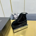 Ugg. 。独家首发羊毛靴。现货供应 . 材质：面料，牛反绒 内里.垫脚.澳洲进口纯羊毛。 工艺。永远不开胶 鞋身和大底车为一体 全鞋防水工艺。纯手工擦色复古风