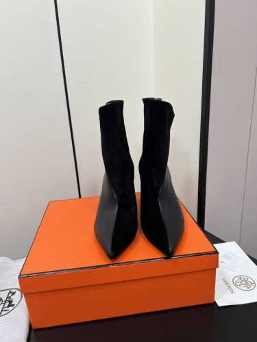 短 长 Hermes 爱马仕经典走秀款短长靴 毋庸置疑是奢侈品中的翘楚 每个单品出来都是非常深入人心虽然款式出的少 但是胜在精 胜在经典 从来不会过时 属于保值