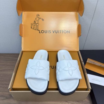 lv/路易威登 顶级代购货 夏天必备 P430 专柜春夏新款 压花Logo女士拖鞋糖果色系列 爆款拖鞋，上脚很美。 购入正品原版Build。 正品级顶级货版本！