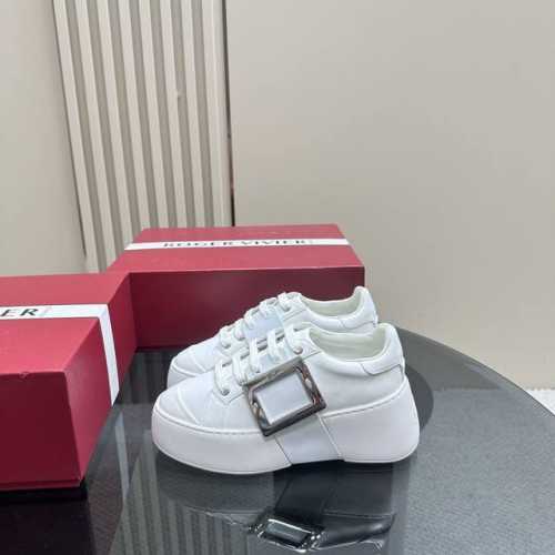 厂价 Roger Vivier Rv钻扣厚底休闲运动鞋 一款超经典的超美的休闲鞋 脚感宛如踩在云朵般轻巧舒服 Blingbling闪钻简直是撞在心口上的喜欢 在