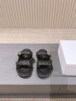 出厂 ，经典升级加2024新色系 电绣菱格款 Dior迪奥 经典魔术贴凉鞋 原版复刻 高版本 超耐看超百搭款 上脚非常舒适 显瘦又显白 原版d五金扣 鞋面：定制