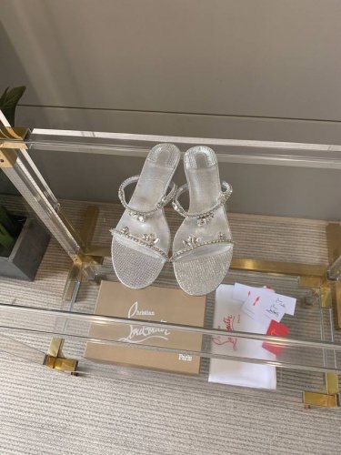 出厂价 Christian Loubouti* Cl红底鞋just Queen女士水晶高跟拖鞋 设计精致优雅，轻盈灵动，却前卫出众 鞋面进口pvc+克里奥水钻