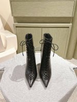 单鞋 靴子 Jimmy Choo 224 专柜同步最新尖头单鞋短靴新品 鞋面绑带设计特别有个性时尚，脚感舒适凹造型必备经典百搭美得无与伦比 超好穿 上脚非常舒适