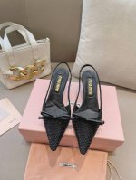 高版本出厂Miumiu*缪缪 24春夏大热走秀款 小猫跟单鞋走秀款出现在各大时装杂志封面 各路明星、小红书博主着用～全新复古上脚尤为惊艳到你的一款闭眼入都是不会