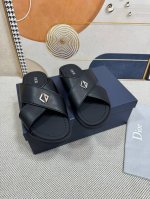 顶级版本 Dior 最新款男士拖鞋 凉鞋~~ 原版购入开发定制，简单舒适与时尚相结合，真皮与牛仔布两种风格搭配，皮带扣标志彰显个性风格 面料：原版定制进牛皮 内