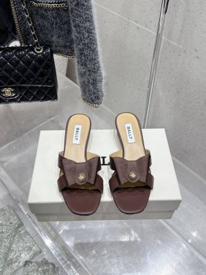 顶级版本 Bally 2025春夏新款时尚织带蝴蝶结扣饰粗跟平底拖鞋凉鞋单鞋系列 款式新颖别致，采用方形头型设计 配以最新Bally 字母扣搭设计突出品牌标识，