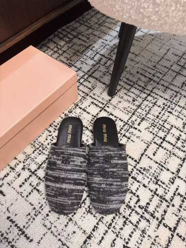 代购级 Miu Miu 缪缪25ss新品夏季穆勒拖懒人包头毛线半拖鞋针织毛线的设计 超级好看！度假风满满 第一眼看到这个鞋子就有种软绵绵的感觉，简单而带点复古气