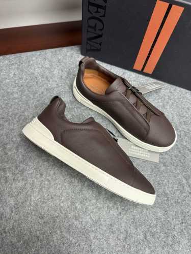实价 。Zegna2024Ss新款爆款杰尼亚休闲运动鞋 Triple Stitch 是一款精致的休闲鞋履，饰有标志性三重交叉松紧细节，灵感源于三重手缝线迹造型