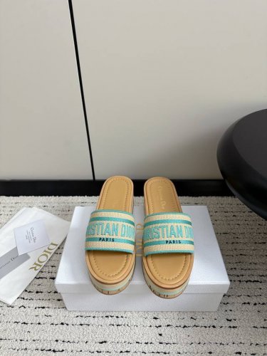 东莞货 官网同步 盒包装 Dior 迪奥新品酒椰草刺绣棉厚底凉拖 休闲度假风 夏日必入搭配单品 面料立体刺绣 飞织，内里垫脚牛皮 鞋面：意大利纯白木+巴西软木底