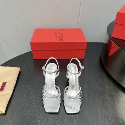 出厂: 独家顶级版本 VALENTIN*O华伦*天奴25vs春季专柜最新时装单鞋系列 方头粗跟凉鞋 华伦天奴女士钟爱简约又难以抗拒系，搭配展现与众不同的穿搭风格