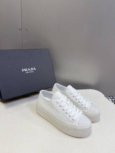 代购级 Prada 普拉达 24Ss秋冬厚底球鞋 帆布鞋 科技帆布最新黑科技 相隔几年prada又给我们带来好看的饼干鞋了 时髦精绝对不能错过的必入款 没有任何