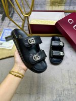 gucci最新爆款拖鞋，双条带魔术贴带可调节，牛皮面料上缀饰双G钻扣件。码数35-41码，跑量价290