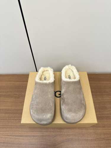 Ugg 新款秋冬卷毛小土豆穆勒鞋 雪地拖鞋 慵懒随性的代表 版型与品质是市场独一无二的 款式真的很高级 这下真的狠狠入坑了～ 材质：牛反毛面料，羊卷毛内里，原版