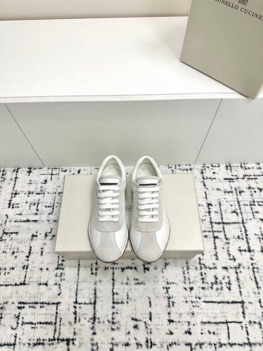 brunellocucinelli BC新款早秋新品女士条纹麂皮休闲运动鞋 装饰镶珠运动鞋 款号：25G27P鞋面：一比一复刻高丝光、牛皮拼接特殊材料搭配五金链