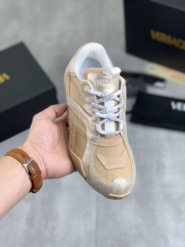 工厂价 实价 高品质 明星同款露思同款versace 全新推出的一款 Sneakers : Galaxia来自范思哲ss25的超轻德训 脚感无敌好男女都可，百搭