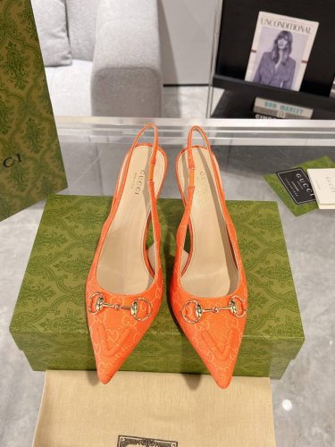 新品 女士马衔扣尖头露跟浅口凉鞋 这款优雅的露跟浅口鞋甄选黑色皮革匠心制作，颇具辨识感的品牌元素马衔扣为鞋履中央增添亮眼点缀。尖头、松紧绑带和低跟相辅相成，造就